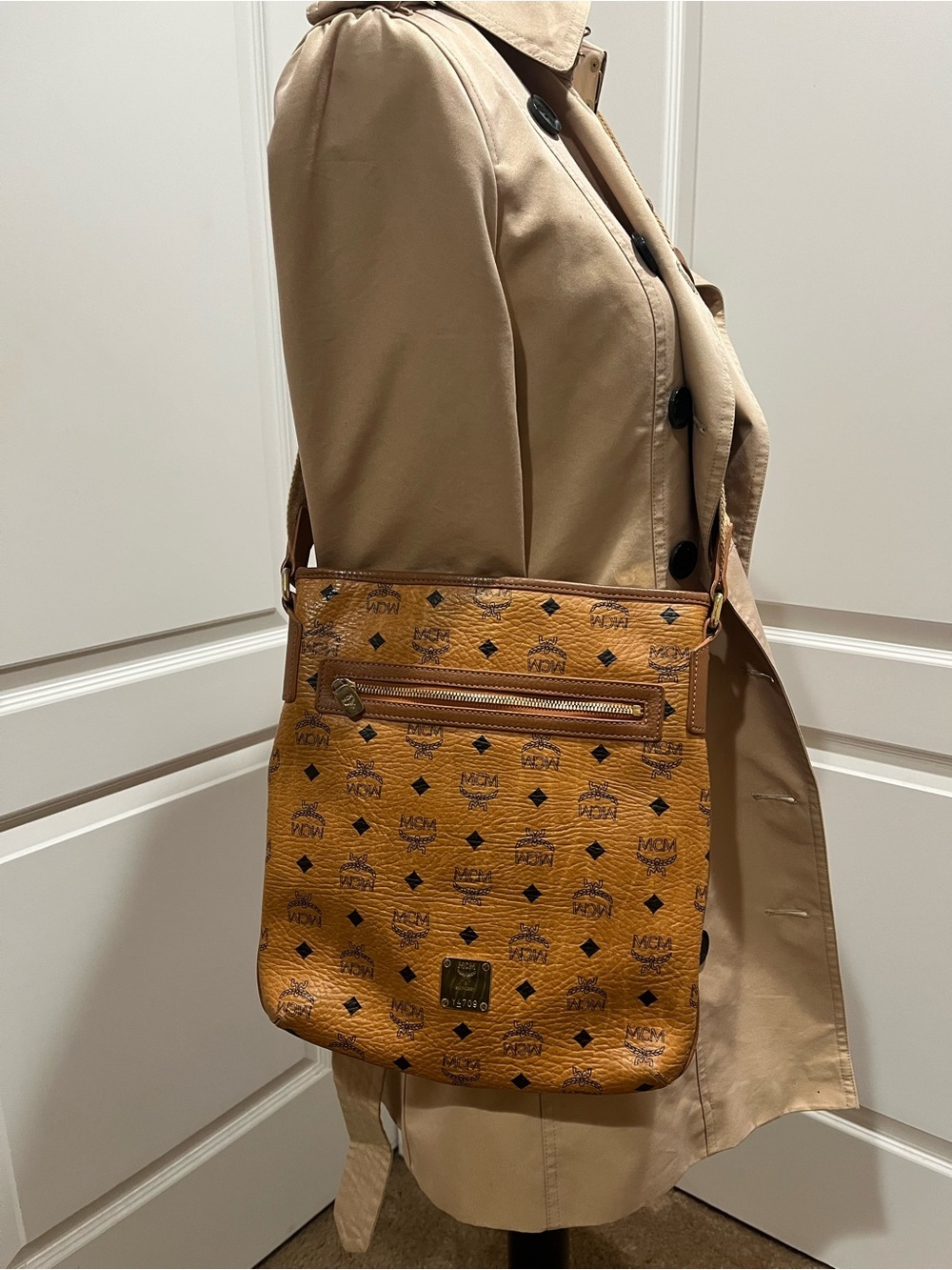 MCM COGNAC VISETOS 2 SIDED MESSENGER SLING BAG - Picture 14 of 15